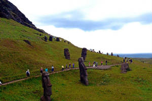 moai_rano_raraku_volcano.jpg